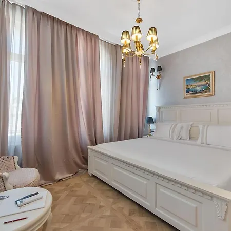 Carolus In * Βόντιτσε