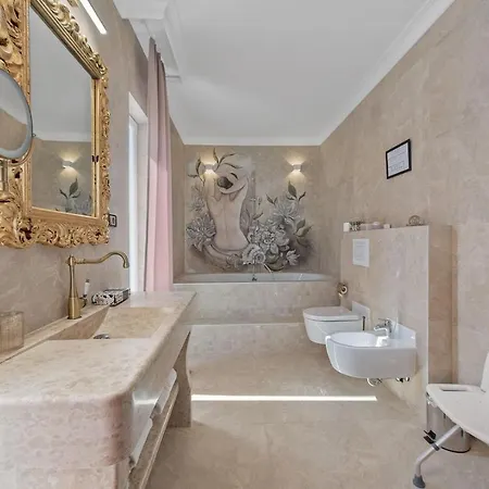 Villa Carolus In *