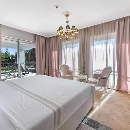 Villa Carolus In