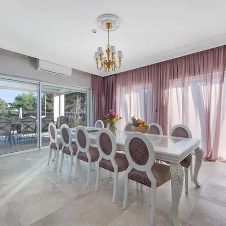 Villa Carolus In *