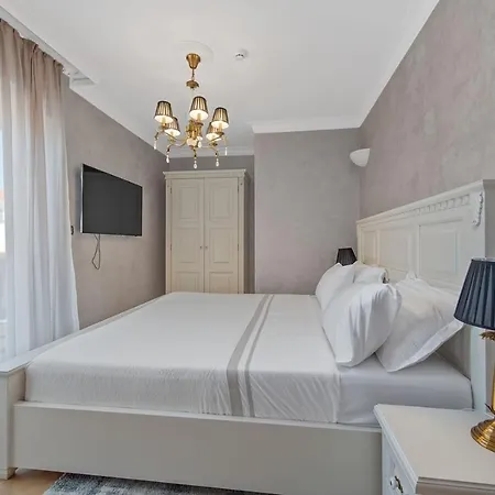 Villa Carolus In *
