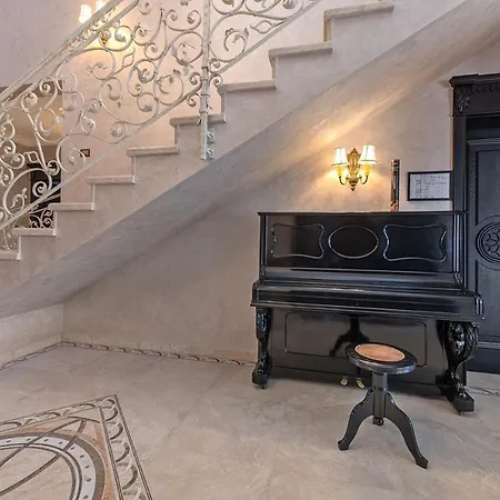 Carolus In Villa *
