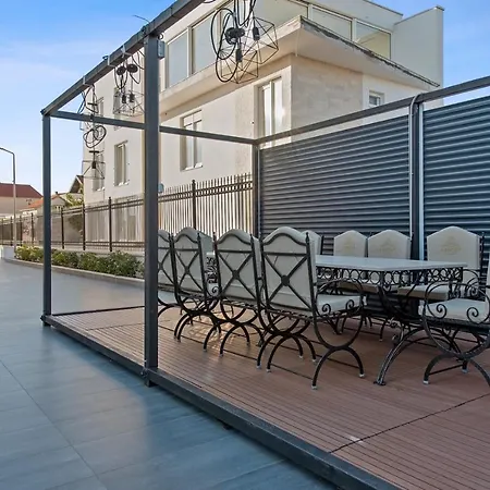 Carolus In Villa
