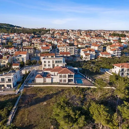 Villa Carolus In *
